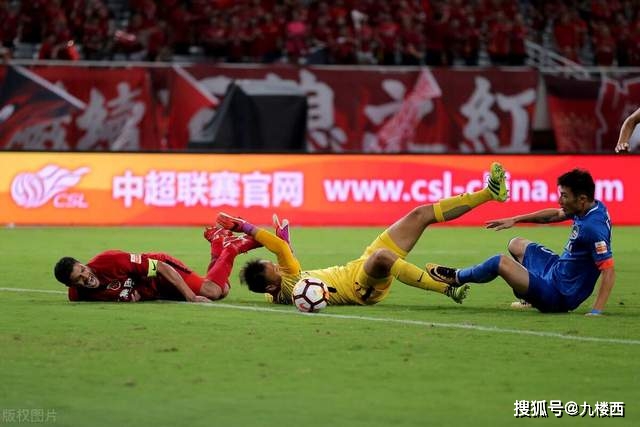 板凳边缘！小南斯赛季场均3.7分2.7板 季后赛仅打2场5分钟无贡献