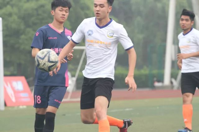 翻译：本不咋玩游戏被瀚森拉着玩 我段位太低他只能用小号跟我玩